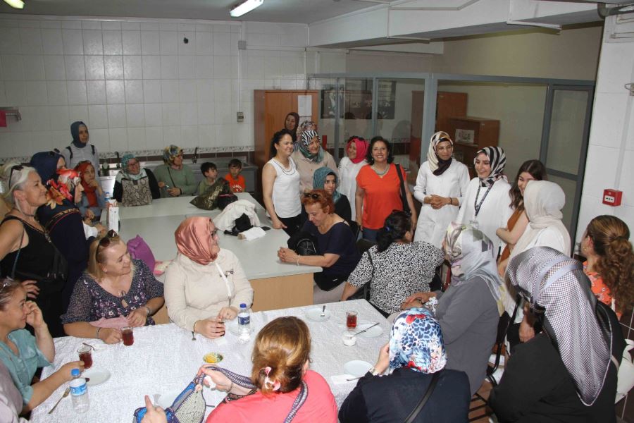 BELEDİYE HİZMETLERİ KADINLARA KENT TURLARI İLE TANITILIYOR