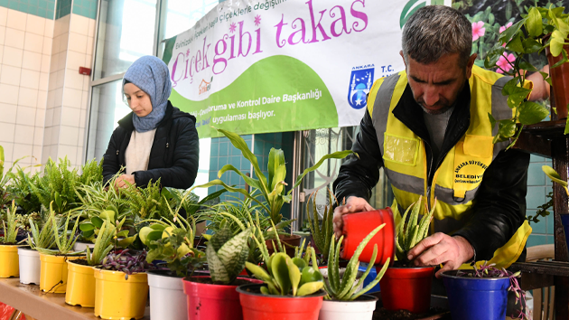 10 BİN ÇİÇEK TAKAS EDİLDİ: METRO İSTASYONLARINDA ÇİÇEK TAKASI DEVAM EDİYOR