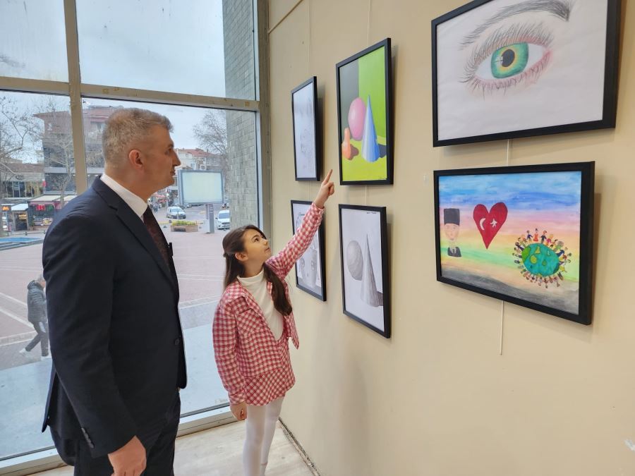 10 YAŞINDAKİ RESSAM GÖLCÜK'TE SERGİ AÇTI