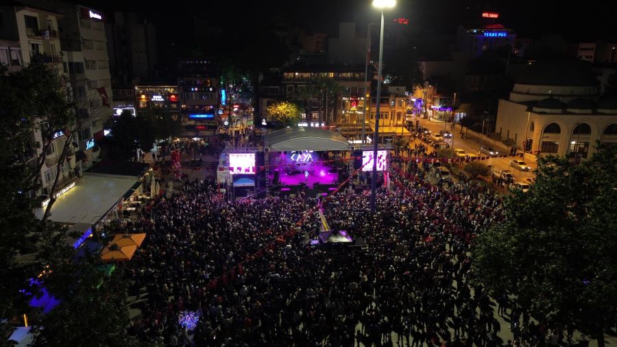100 binlerce genç konserlere akın etti