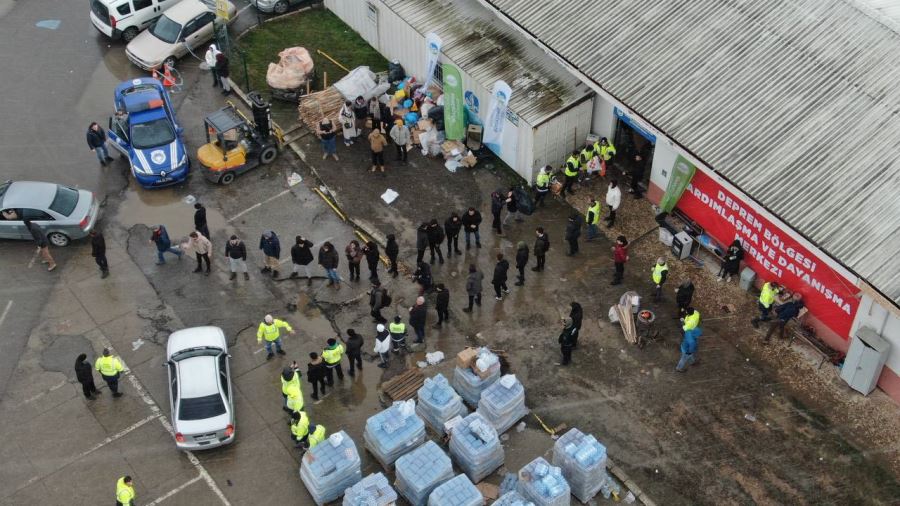17 Ağustos'u yaşayan Sakarya yardımda öncü oldu: 25 yardım tırı, 55 iş makinası ve 124 personel