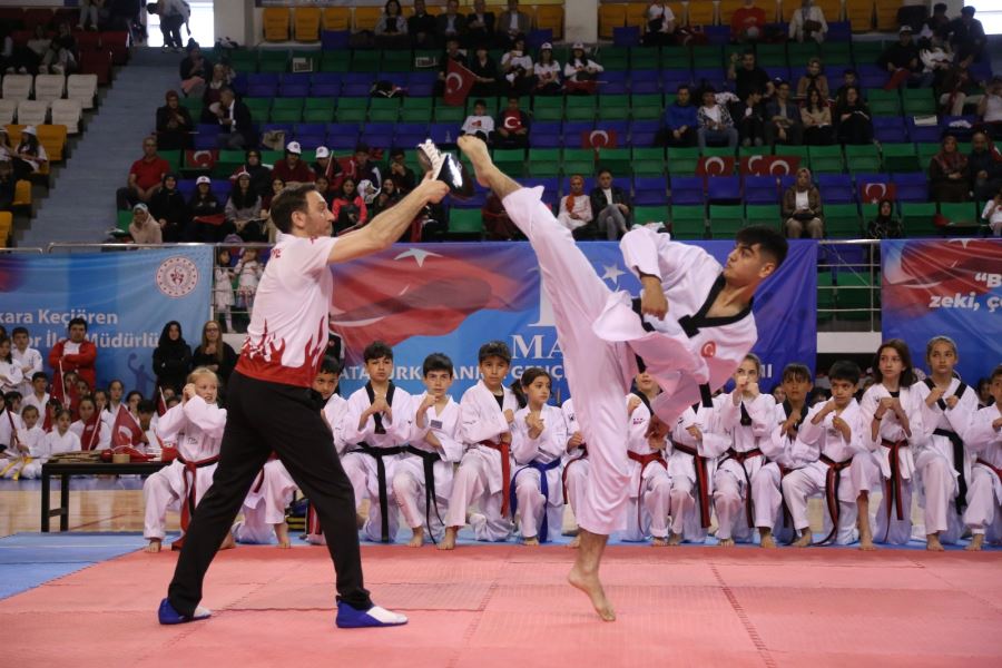 19 MAYIS MÜZİKLİ SPORTİF GÖSTERİLERLE KUTLANDI
