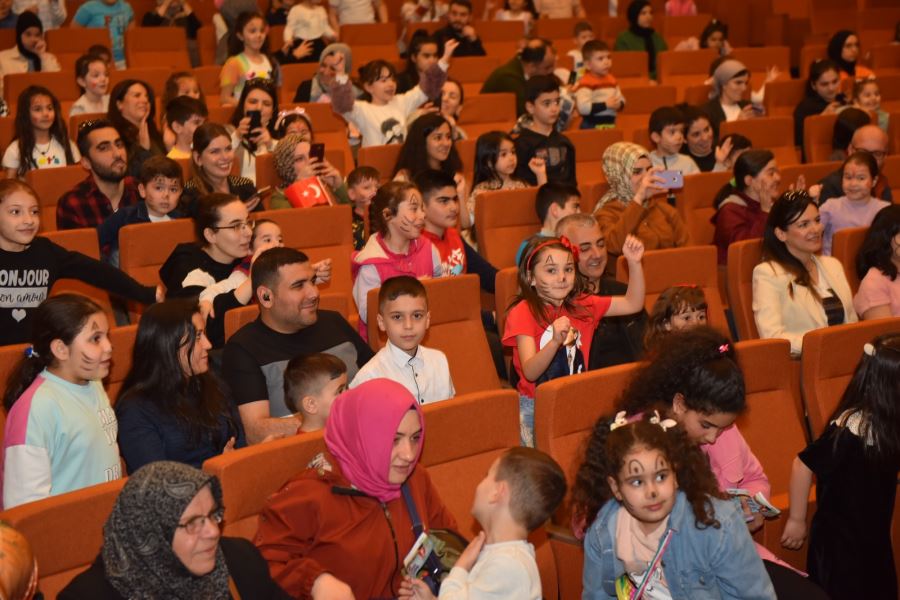 23 NİSAN'DA ÇOCUKLAR BAYRAM ETTİ