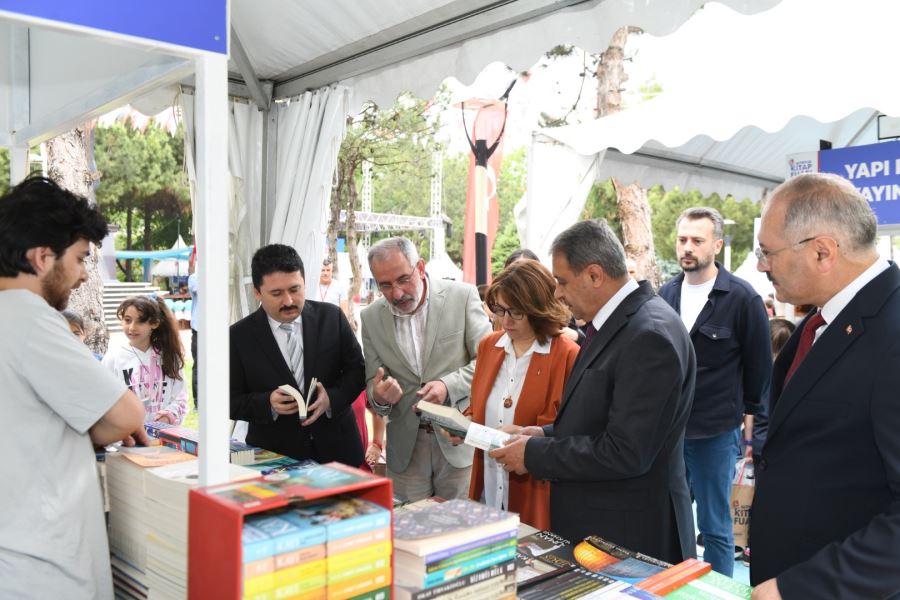 3. ALTIEYLÜL KİTAP FUARI YAZARLARIN VE OKURLARIN KATILIMIYLA DEVAM EDİYOR