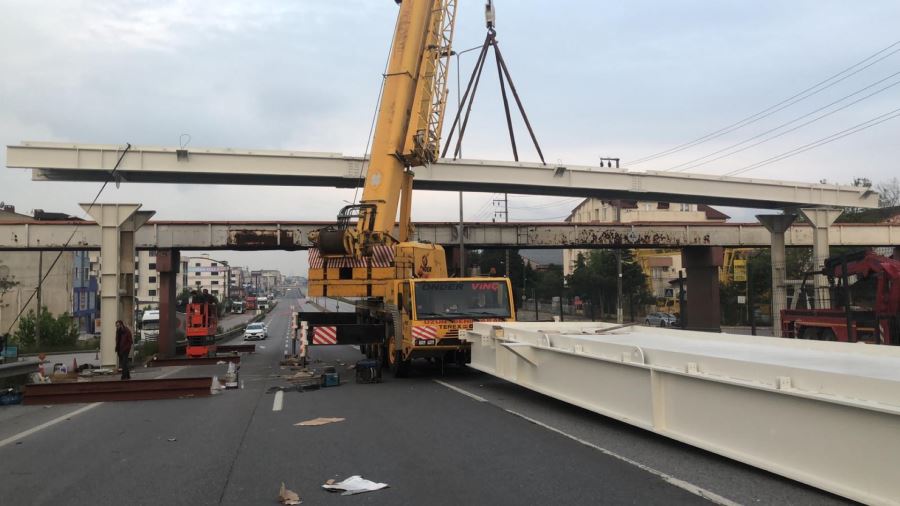 60 Evler üstgeçidinde köprü  ve kiriş montajı tamam