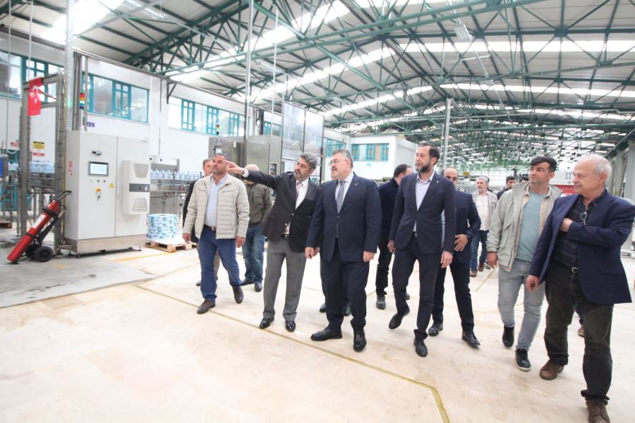 AK Parti Derince’de sahayı boş bırakmıyor