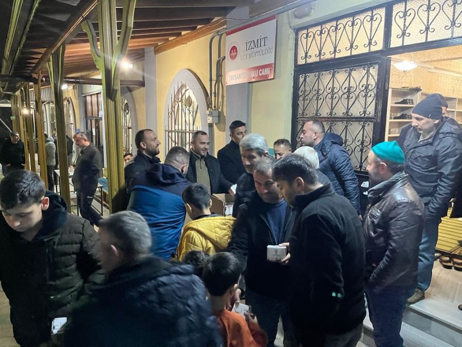 AK Parti İzmit’te 52 mahalle, 104 Cami’de kandil simiti dağıttı