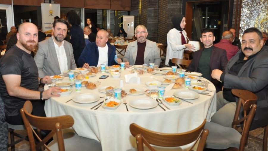 AK Parti İzmit’te, ‘Vefa Buluşması’ İle Bir Araya Geldi