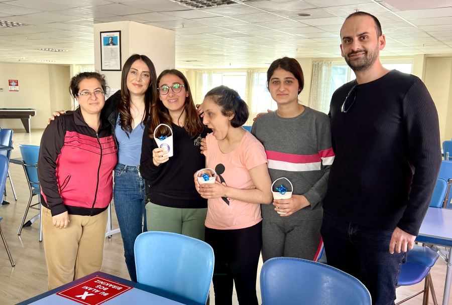 AKADEMİ DERNEĞİ 23 NİSANI DEPREMZEDE ÇOCUKLARLA KUTLADI..