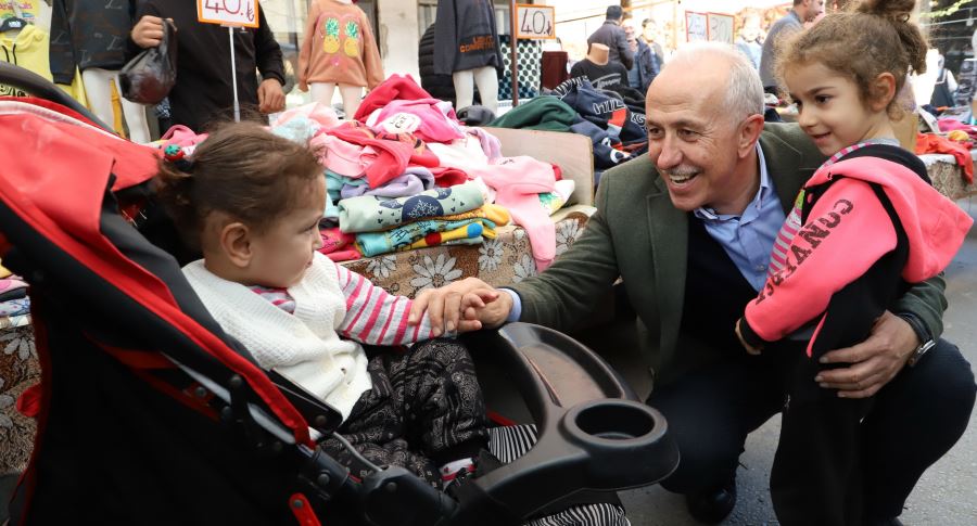 Akdeniz Belediye Başkanı Gültak, Güneş Mahallesi Pazar Sokağı’nı Ziyaret Etti