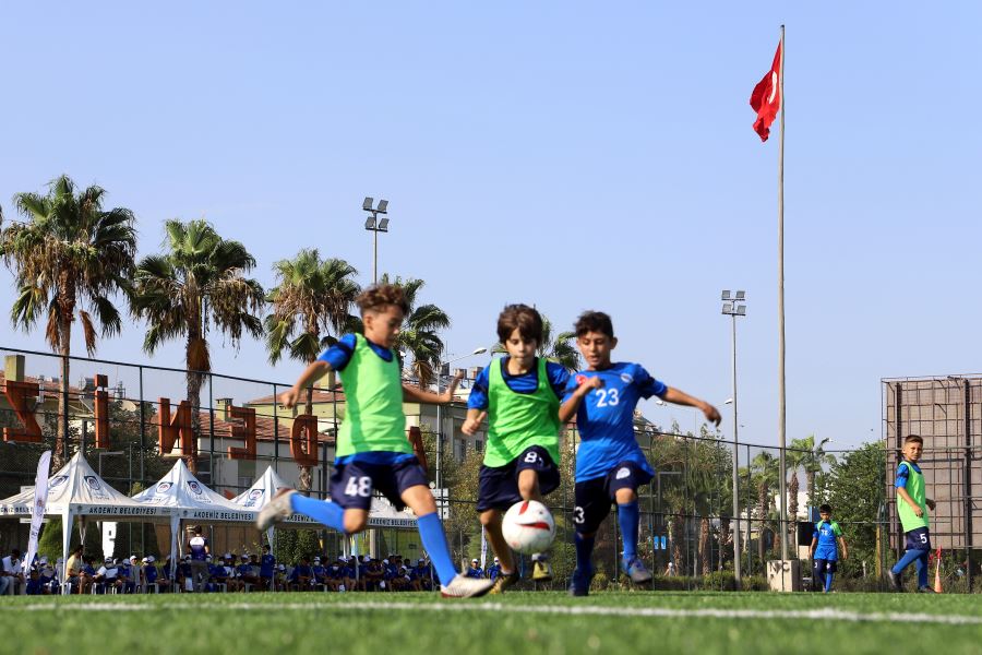 Akdeniz Belediyesi Bahar Futbol Okulu geleceğin yeteneklerini bekliyor