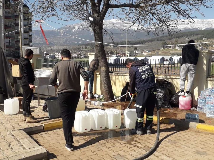 AKDENİZ BELEDİYESİ DEPREMZEDELERİN TEMİZ SU İHTİYACINI KARŞILAMAYA DEVAM EDİYOR