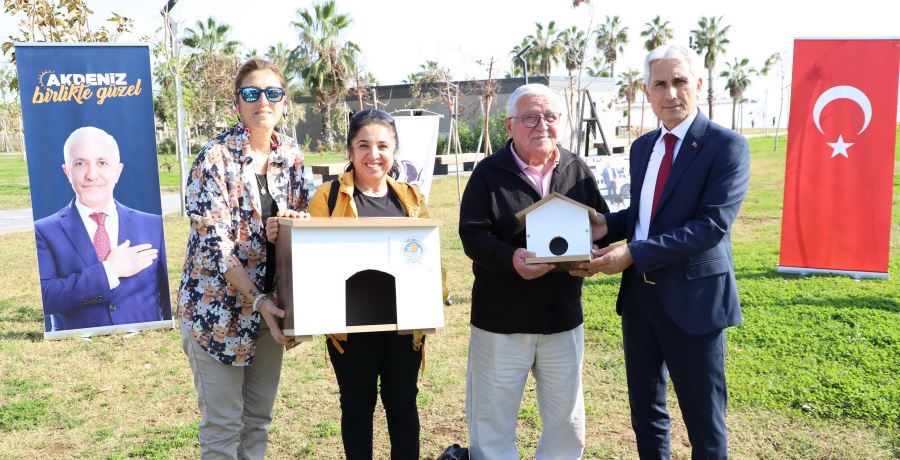 AKDENİZ BELEDİYESİ, KÖPEK KULÜBELERİ, KEDİ YUVALARI VE KUŞ EVLERİ DAĞITTI