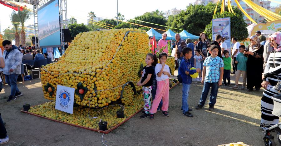 AKDENİZ BELEDİYESİ MERSİN NARENCİYE FESTİVALİNDE KONUKLARIN İLGİ ODAĞI OLDU