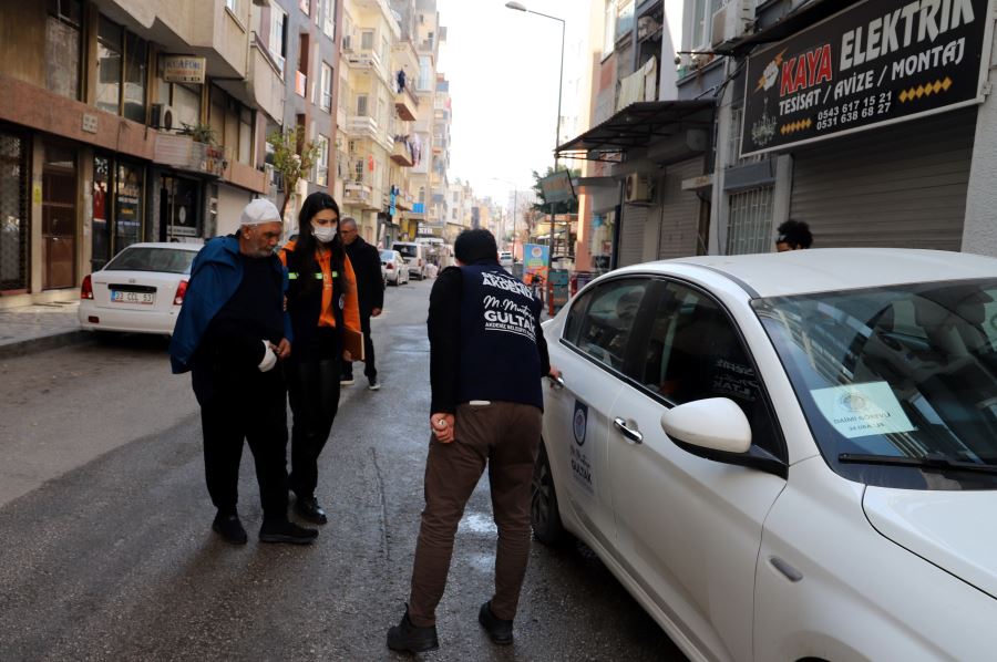 AKDENİZ BELEDİYESİ TEDAVİSİ SÜREN DEPREMZEDE VATANDAŞLARI HASTANELERE ULAŞTIRIYOR