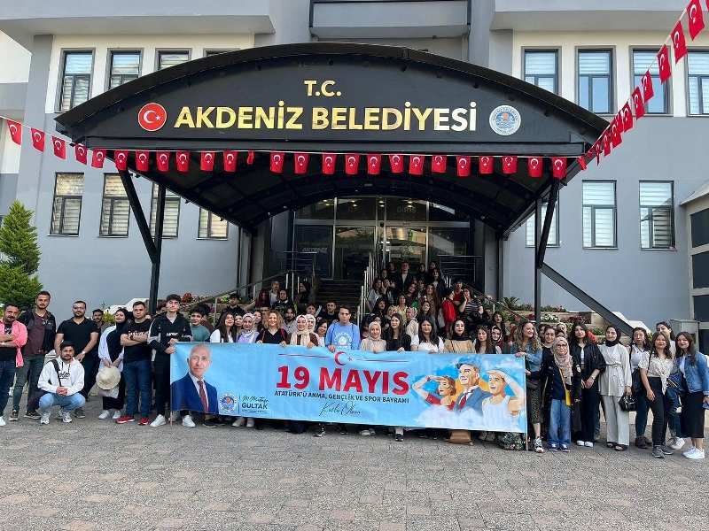 AKDENİZ BELEDİYESİ’NDEN GENÇLERE 19 MAYIS HEDİYESİ