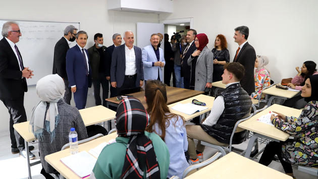 AKDENİZ BELEDİYESİNİN ÜNİVERSİTE ÖĞRENCİLERİNE ÖĞRENİM DESTEĞİNDE BAŞVURULAR BAŞLADI