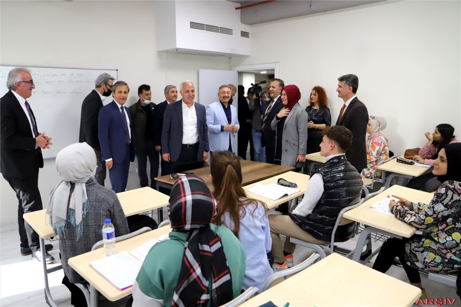 AKDENİZ BELEDİYESİNİN ÜNİVERSİTELİLERE EĞİTİM DESTEĞİNDE İLK TAKSİTLER YATIRILDI