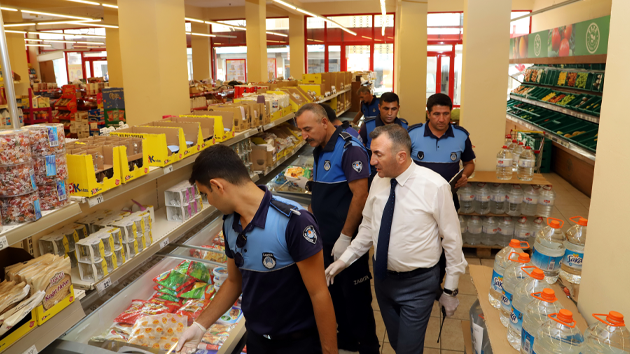 AKDENİZ ZABITA MÜDÜRLÜĞÜ EKİPLERİ ZİNCİR MARKETLERİ DENETLEDİ