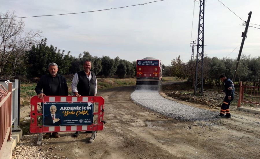 AKDENİZ’DE ASFALT SERİMİ VE KALDIRIM YENİLEME ÇALIŞMALARI SÜRÜYOR