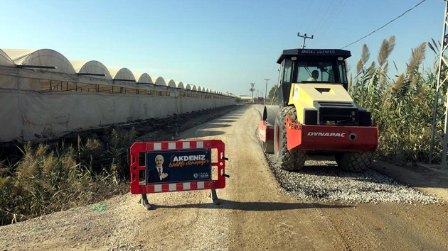 AKDENİZDE BAHÇE YOLLARI SOĞUK ASFALT İLE YENİLENİYOR
