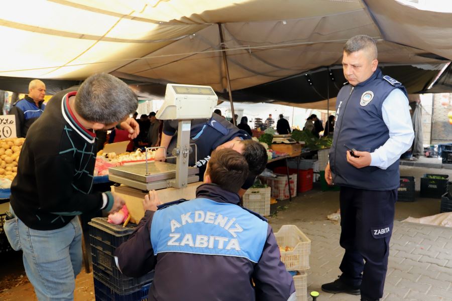 AKDENİZ’DE PAZARCI ESNAFI DENETLENİYOR