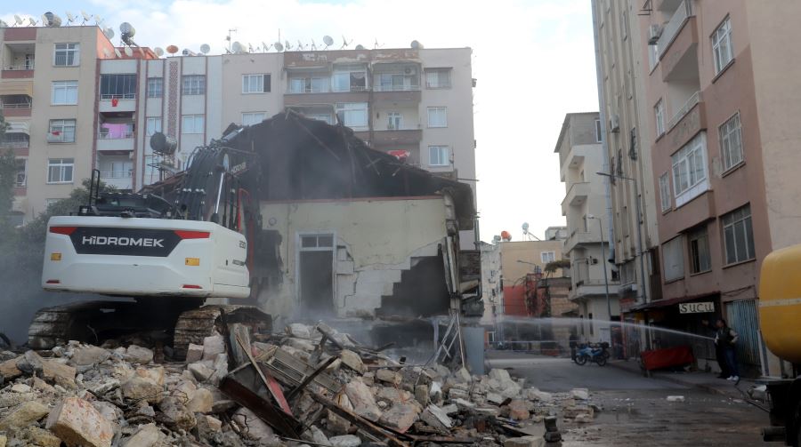 AKDENİZ’DE, TEHLİKE YARATAN 3 METRUK BİNANIN YIKIMI GERÇEKLEŞTİ