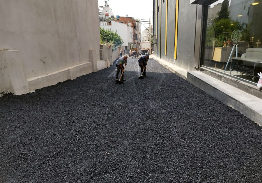 AKDENİZ’DE YOL AÇMA, ASFALT VE KALDIRIM YENİLEME ÇALIŞMALARI