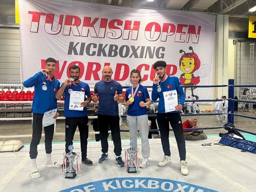 AKDENİZLİ KİCK BOKSÇULAR DÜNYA KUPASI ŞAMPİYONASINDAN MADALYALARLA DÖNDÜ