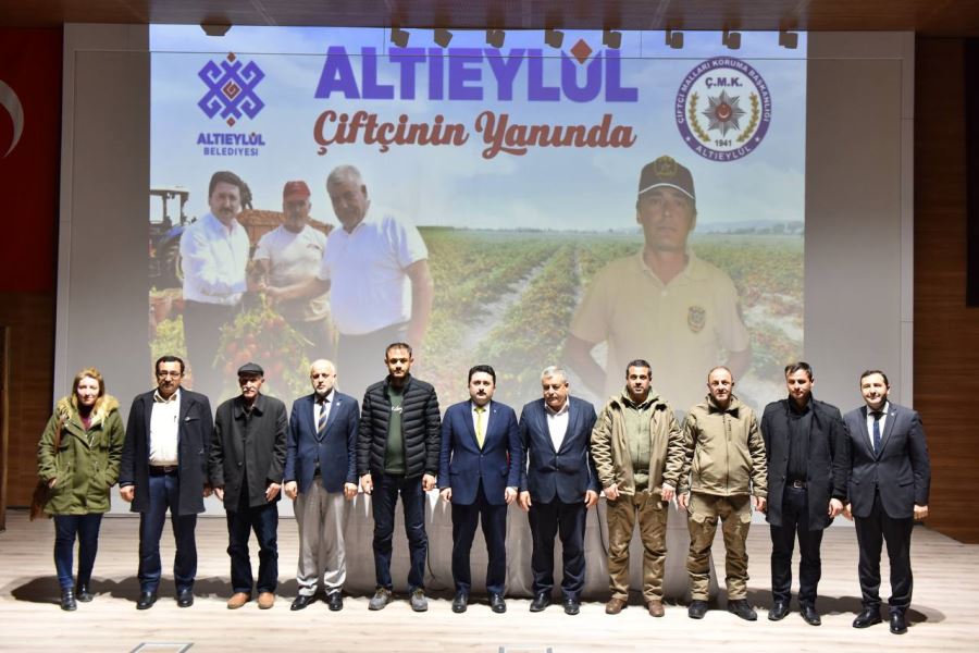 ALTIEYLÜL ÇİFTÇİNİN YANINDA
