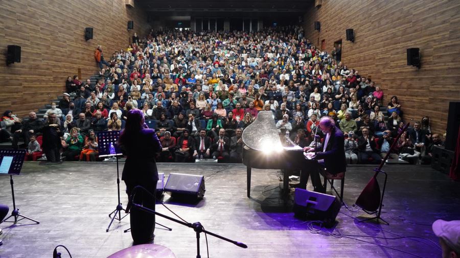 ALTIEYLÜL’DE UNUTULMAZ YÜCEL ARZEN KONSERİ