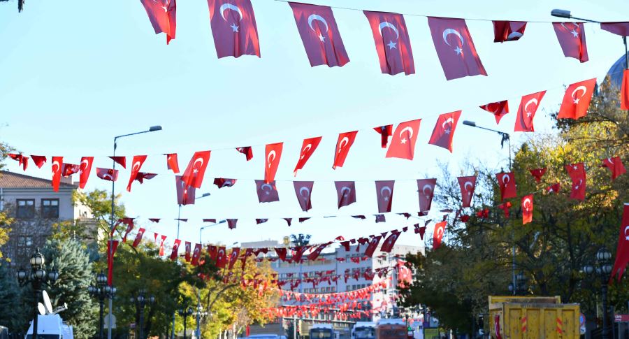 ANKARA KIRMIZI BEYAZA BÜRÜNDÜ: CUMHURİYET COŞKUSU DEVAM EDİYOR