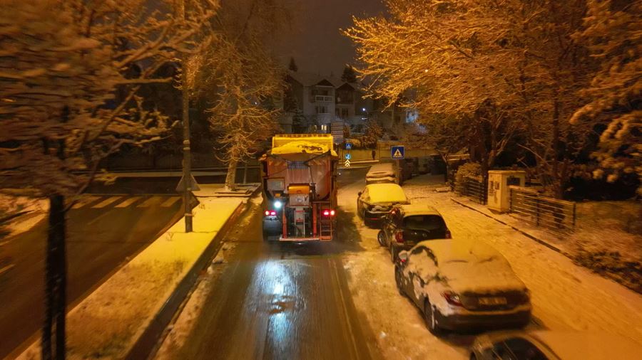 ANKARA’DA YOLLAR TERTEMİZ: BÜYÜKŞEHİRİN KARLA MÜCADELE EKİPLERİ TEYAKKUZDA