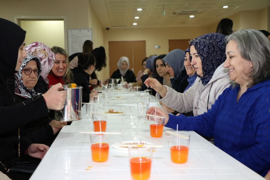 Anne Şehir’den kokulu mum yapımı