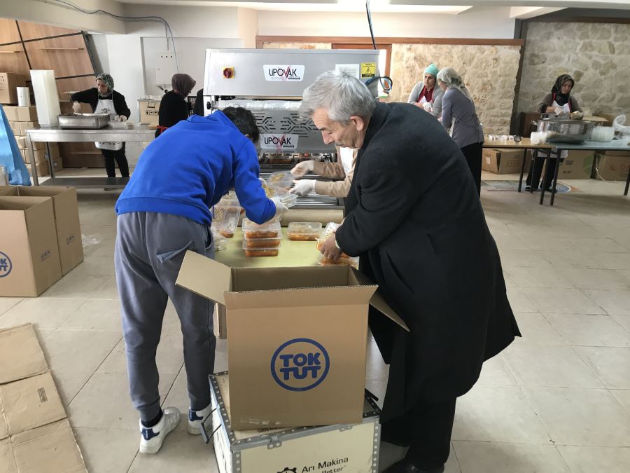 ARAPGİR BELEDİYESİ SICAK YEMEK HİZMETİNİ ÖZVERİ İLE SÜRDÜREREK, GÜNLÜK 3 BİN BEŞ YÜZ KİŞİLİK YEMEK DAĞITIYOR