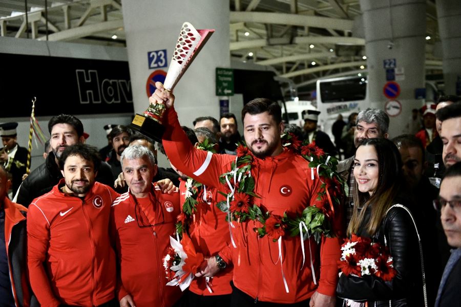 ASKİ SPORLU MİLLİ GÜREŞÇİLERE ESENBOĞA HAVALİMANI’NDA COŞKULU KARŞILAMA
