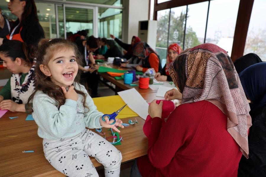Atölye etkinlikleriyle hayata tutunuyorlar