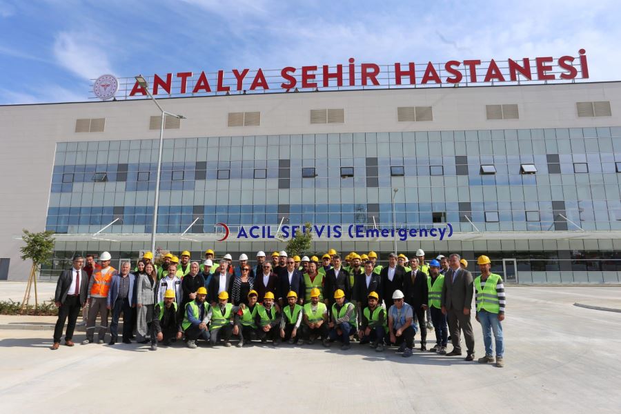 Bakan Çavuşoğlu, Antalya Şehir Hastanesini gezdi
