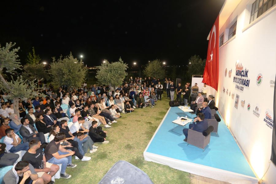 Bakan Çavuşoğlu, Antalya’da gençlerle buluştu