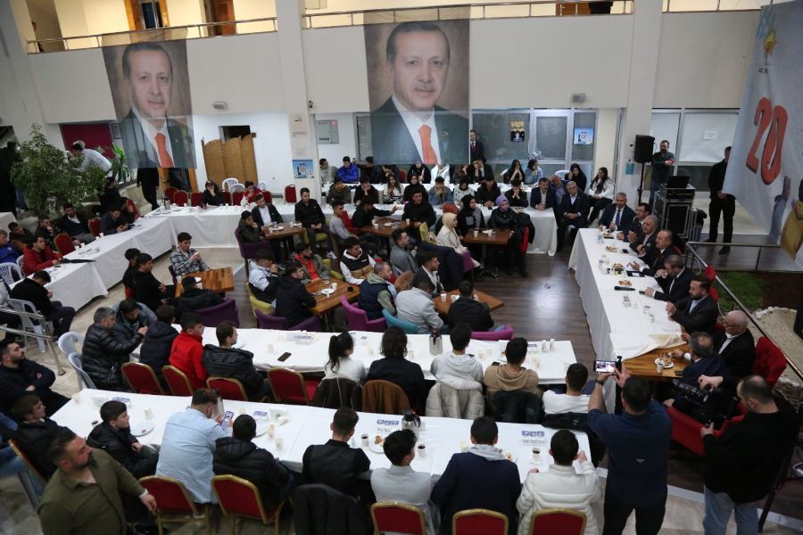 BAKAN ÇAVUŞOĞLU’NUN KATILIMIYLA HEM İFTAR HEM GENÇLİK BULUŞMASI