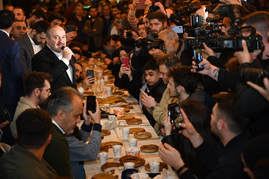 Bakan Varank, Togg’la geldi, simit çayla sahur yaptı