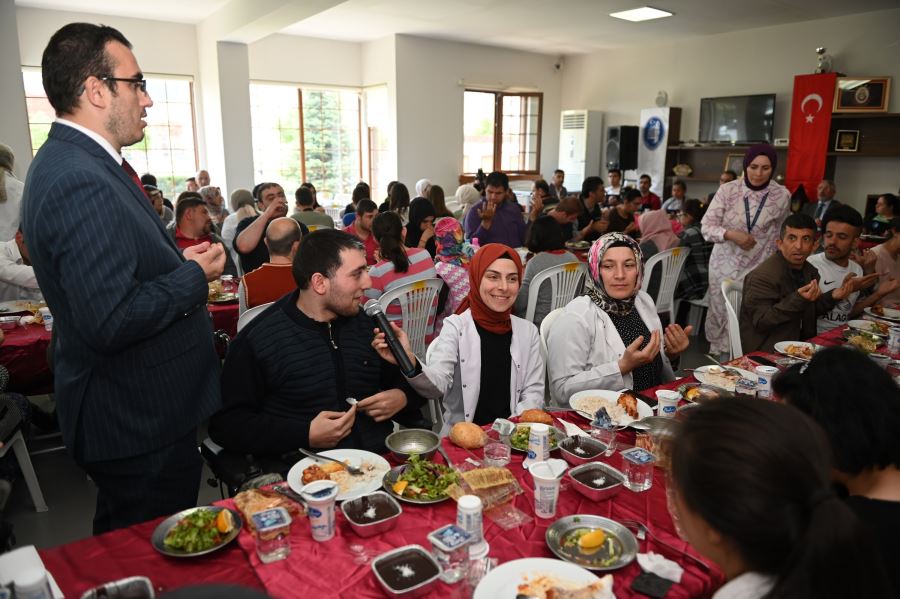 Başkan Aşgın, engelli öğrencilerle yemek yaptı