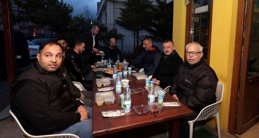 Başkan Büyükakın, Adalet Taksi durağında iftarını açtı
