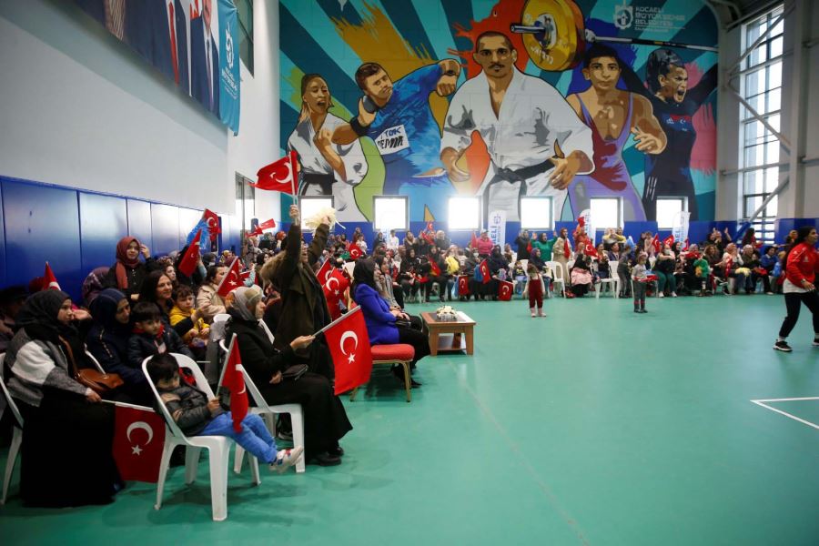 Başkan Büyükakın, kadınların voleybol heyecanına ortak oldu