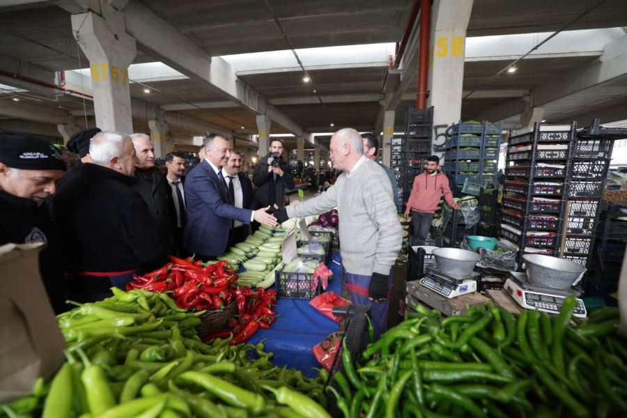 Başkan Büyükakın, Perşembe Pazarı’nı dolaştı