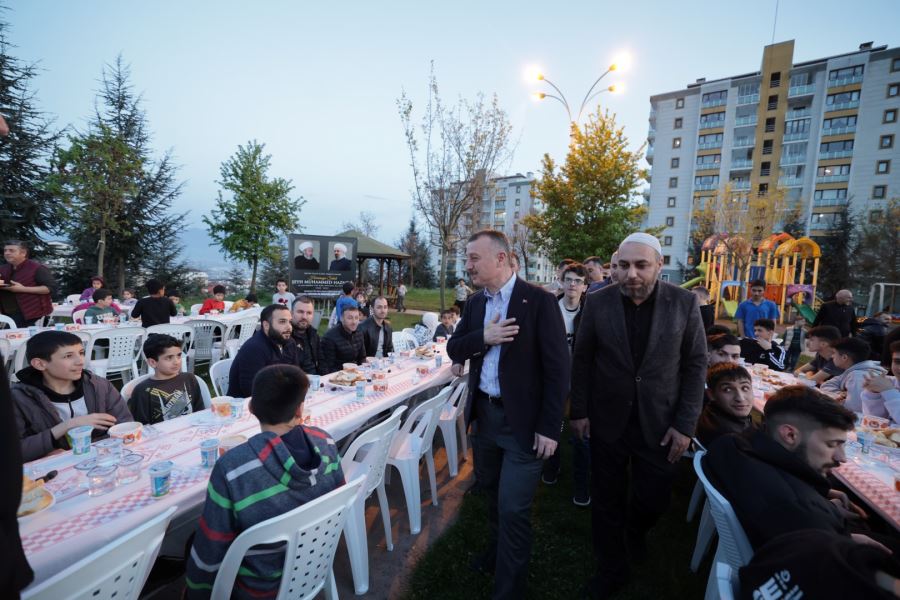 Başkan Büyükakın, Topçular Mahalle sakinleriyle iftarda buluştu