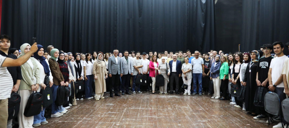Başkan Esen Çiçeği Burnunda Üniversiteli Gençler ile Bir Araya Geldi   - TÜRKİYE - İnternetin Ajansı