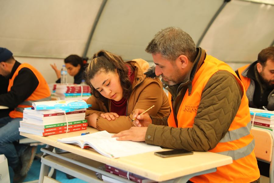 BAŞKAN FATMA ŞAHİN, DEPREMZEDE ÖĞRENCİLERE VERİLECEK MADDİ DESTEĞİN DETAYLARINI AÇIKLADI