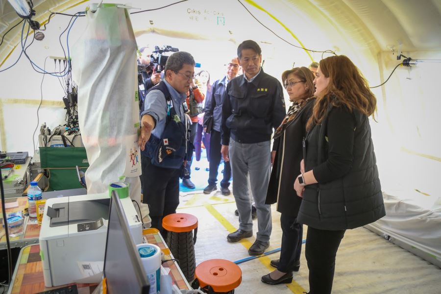 BAŞKAN FATMA ŞAHİN İLE JAPONYA DIŞİŞLERİ BAKAN YARDIMCISI KENJİ OĞUZELİ İLÇESİNDEKİ SAHRA HASTANESİNİ ZİYARET ETTİ