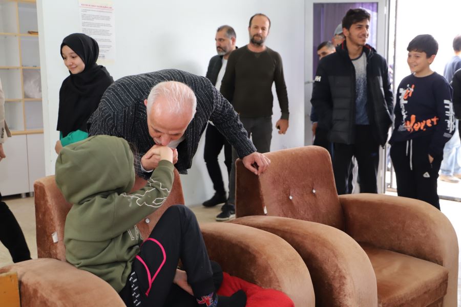 BAŞKAN GÜLTAK DEPREMZEDE AİLELERİ YALNIZ BIRAKMIYOR